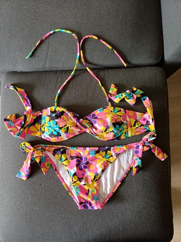 Vrolijke bloemetjes bandeau bikini met broekje maat S ZGAN, Overige kleuren, Ophalen of Verzenden, Bikini, Onbekend