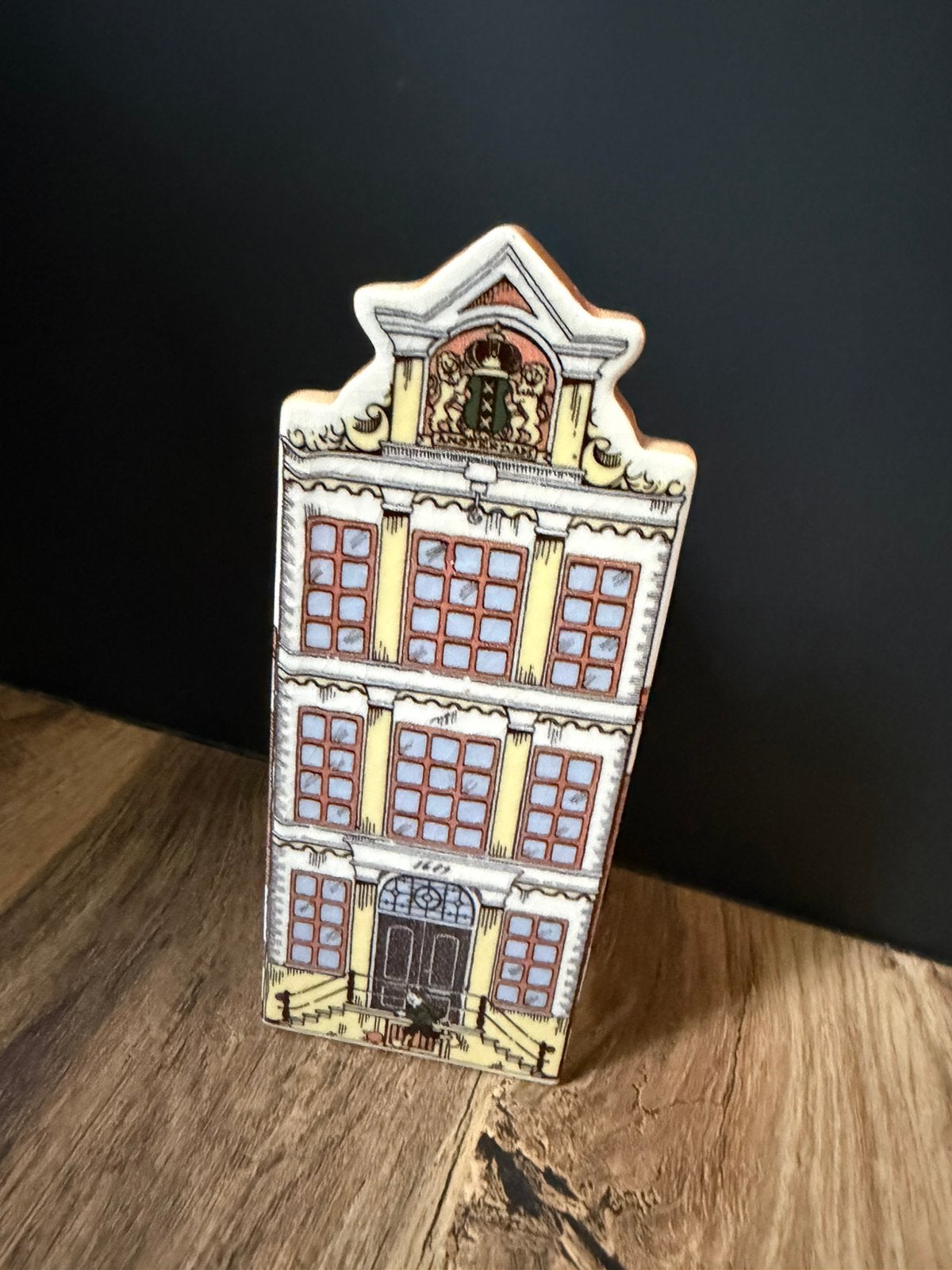 Nederlandse keramiek huisje/spaarpot, Ophalen of Verzenden, Zo goed als nieuw, Steen, Aardewerk of Keramiek, Object of Gebouw