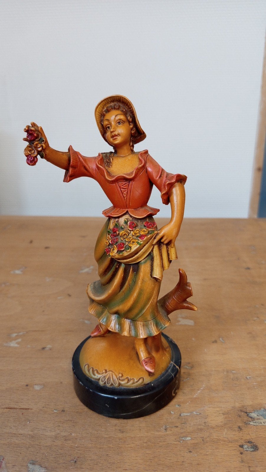 Vintage Beeldje Vrouw met Bloemen - 23 cm, Ophalen of Verzenden, Zo goed als nieuw, Mens