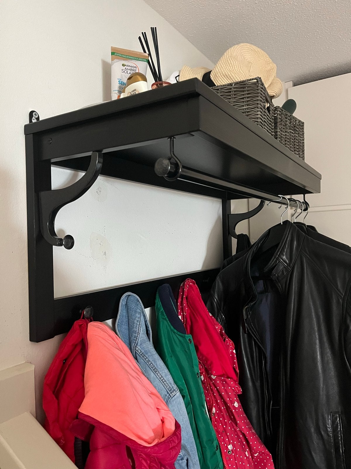 IKEA Hemnes zwarte wandkapstok, zgan, Zo goed als nieuw, Minder dan 100 cm, Hout, Ophalen