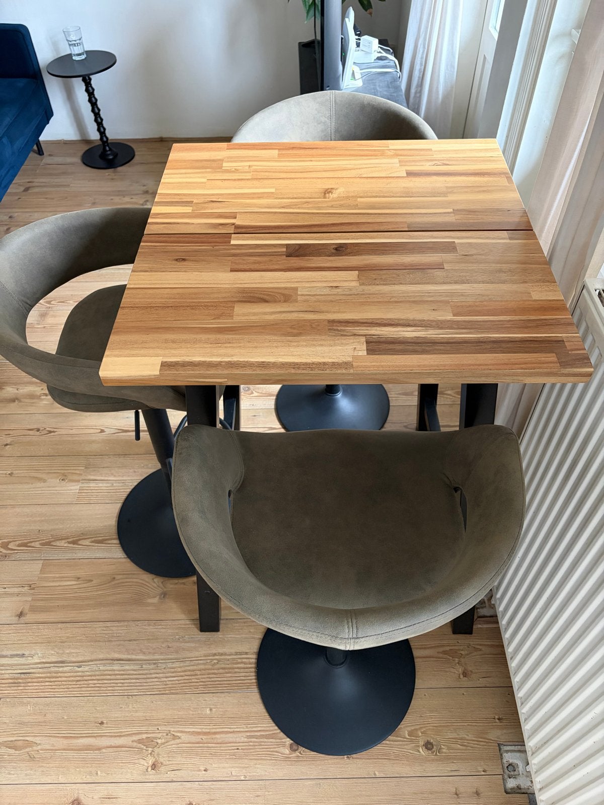 IKEA SKOGSTA acacia houten tafel met 3 barkrukken, Ophalen, Gebruikt, In hoogte verstelbaar, 90 cm of meer