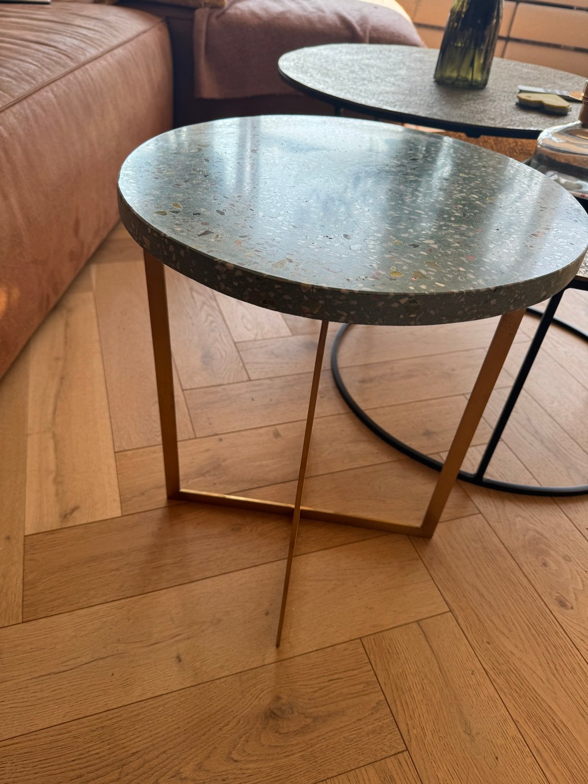 Zuiver Luigi Sidetable Rond Groen Terrazzo Goud Nieuw, Minder dan 55 cm, Metaal of Aluminium, Rond, Nieuw