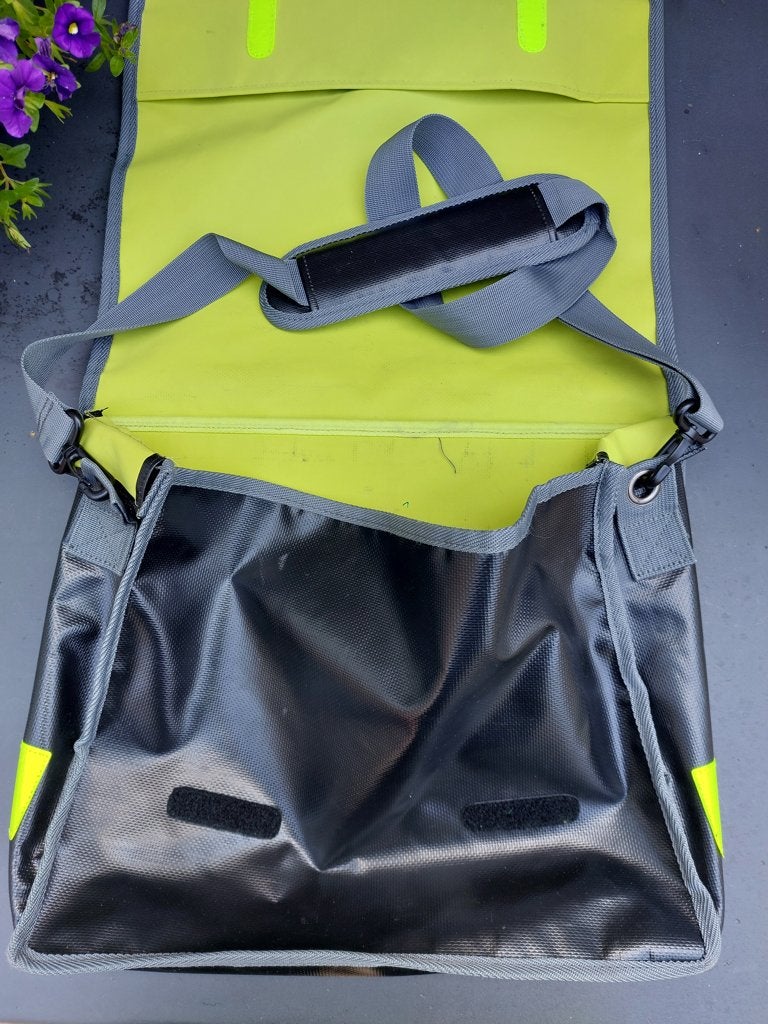 Mooie fietstas zwart-groen. Met schouderriem., Ophalen of Verzenden