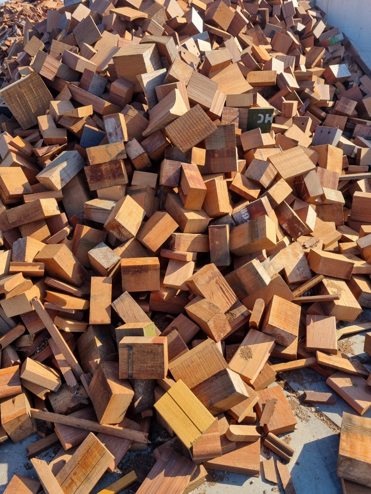 Haardhout Azobe Blokken 1m3 los gestort bigbag €120 Heteren, Tuin en Terras, Haardhout, Minder dan 3 m³, Ophalen