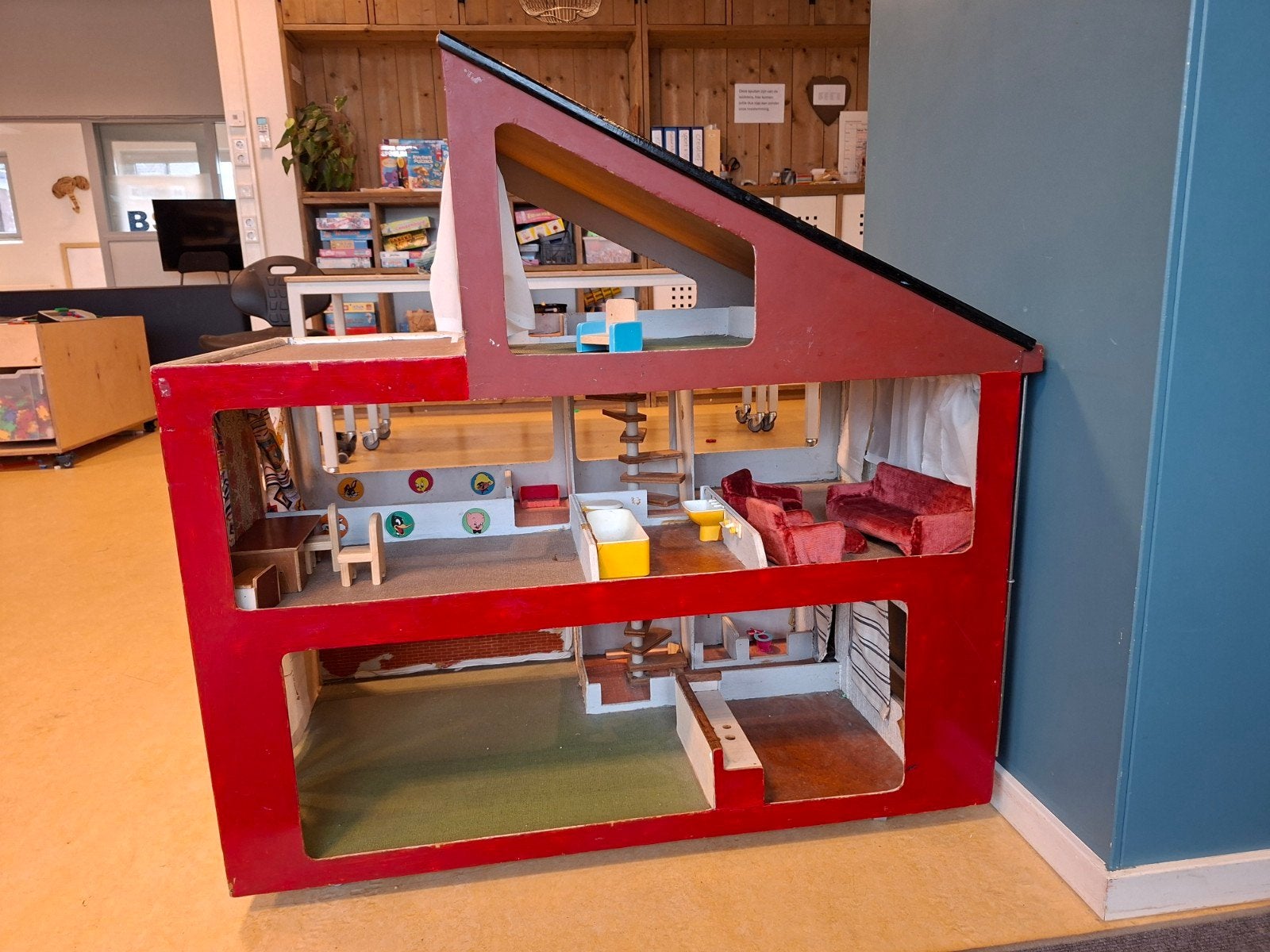 Groot houten poppenhuis met meubels, Kinderen en Baby's, Ophalen, Gebruikt, Poppenhuis