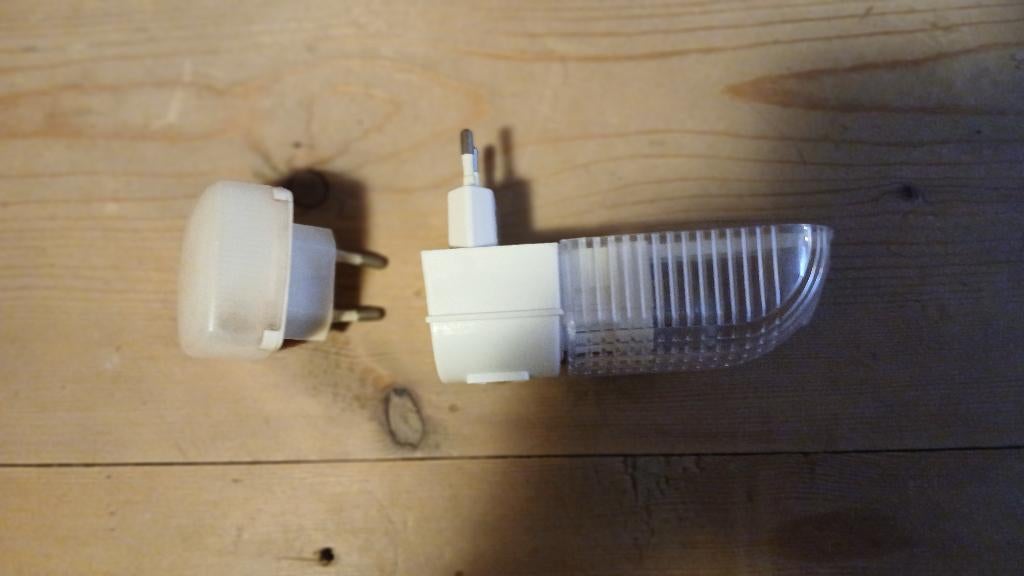 Twee nachtlampjes voor stopcontact, Huis en Inrichting, Ophalen, Gebruikt, Glas