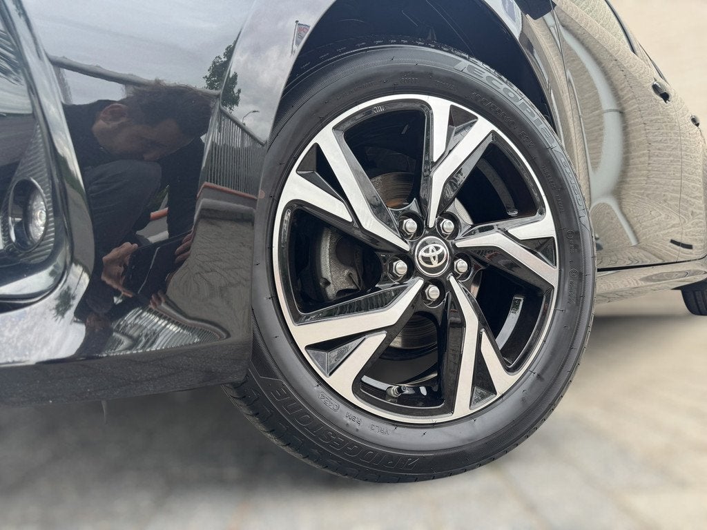 Toyota Yaris 1.5 VVT-i First Edition LED / CARPLAY / STOELVE, Gebruikt, Zwart, 4 stoelen, Zwart