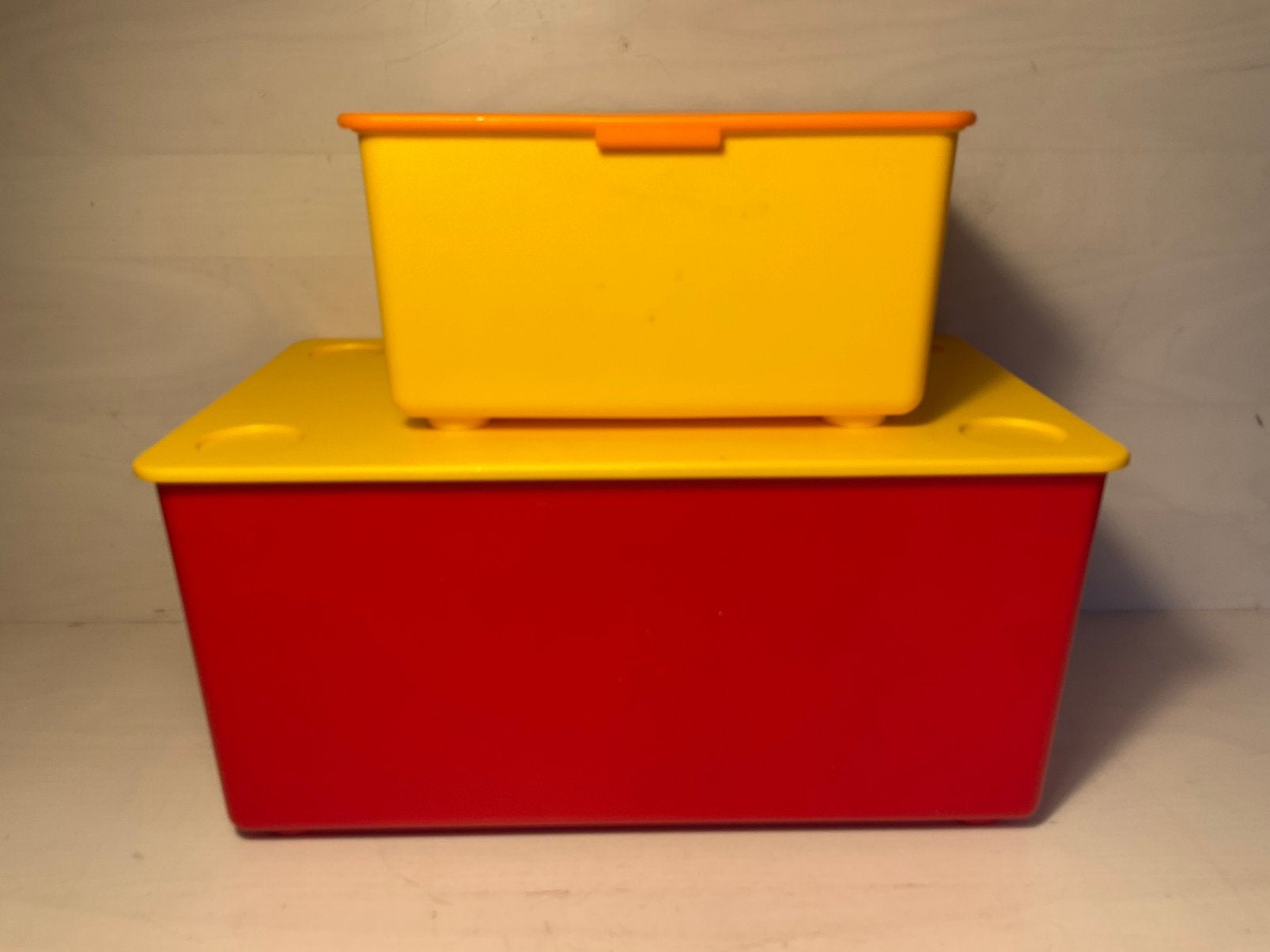 Vintage opbergbak van Ikea in de kleur rood met geel deksel, Doe-het-zelf en Verbouw, Ophalen of Verzenden