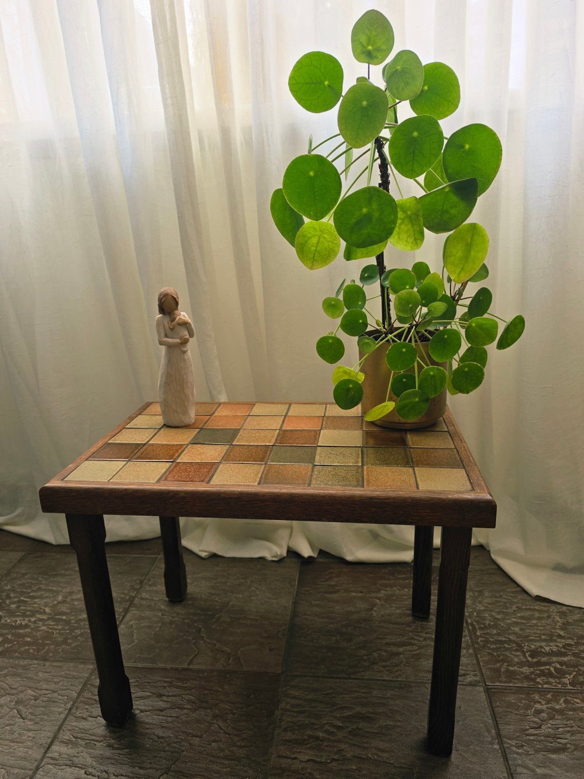 Vintage bijzettafel met ingelegde tegeltjes, 45 tot 60 cm, Minder dan 55 cm, Gebruikt, Vierkant