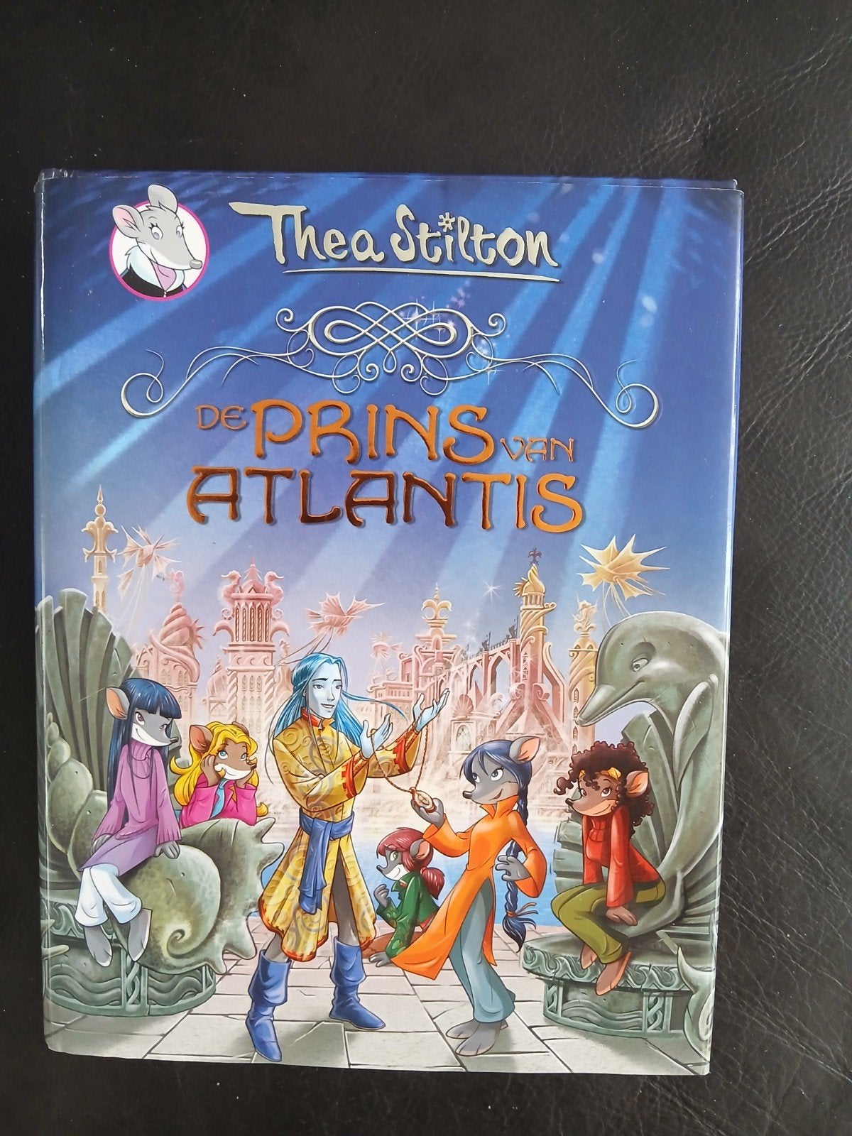 Thea Stilton - De Prins van Atlantis, Boeken, Ophalen of Verzenden, Zo goed als nieuw, Thea Stilton, Fictie