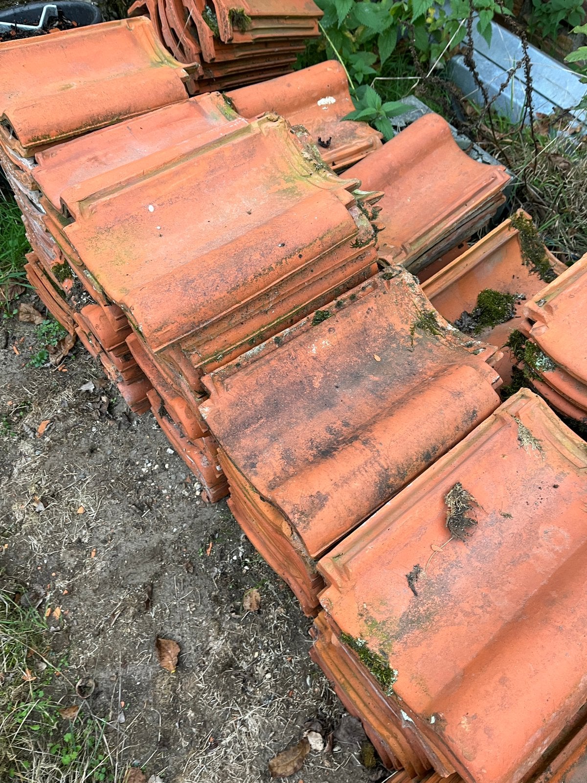 Circa 120 OVH dakpannen en 13 kantpannen van fabrikant WD&S, Ophalen, Gebruikt, Steen of Klei, 5 tot 10 m²
