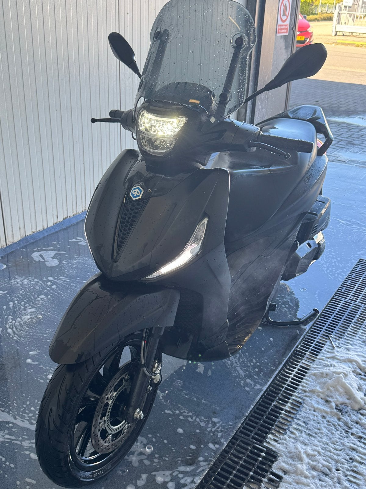 Piaggio Beverly 400 HPE 2024 Akrapovic Malossi, Fietsen en Brommers, Ophalen, 400 cc, Overige modellen, Zo goed als nieuw