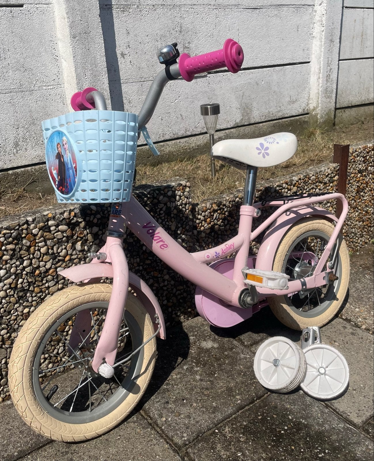 Roze Volare kinderfiets 12 inch met zijwieltjes en mandje, Ophalen, Terugtraprem, Zijwieltjes, Gebruikt