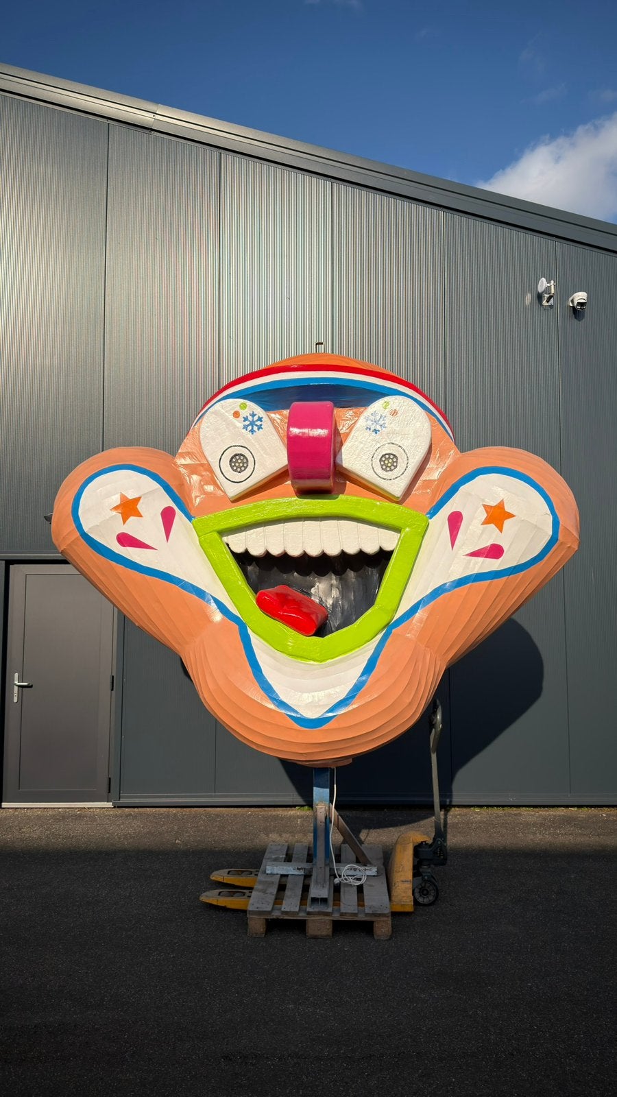 Grote carnavalskop, voor een carnavalswagen, Ophalen