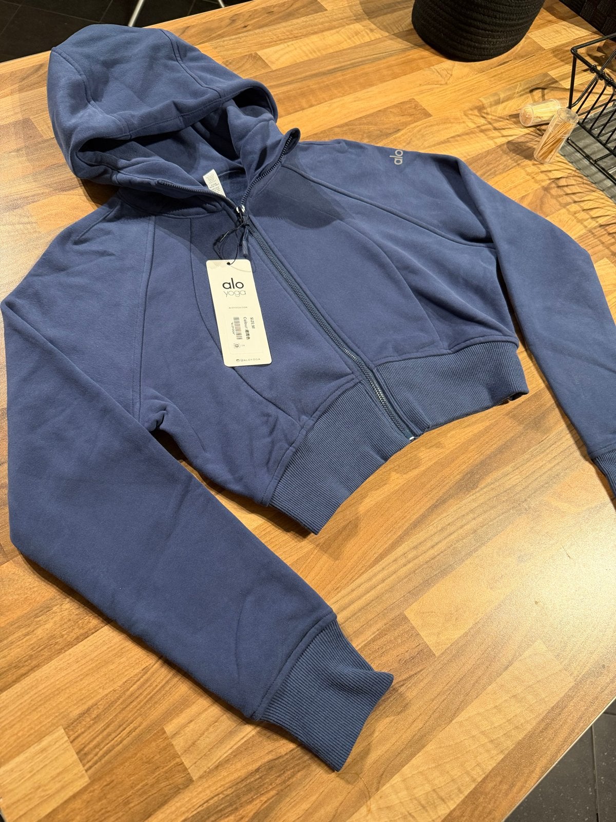 Alo Yoga Cropped Hoodie - Nieuw met kaartjes, Maat 38/40 (M), Blauw, Nieuw, Ophalen of Verzenden