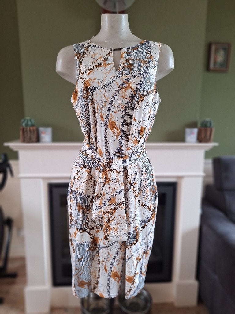 K-Design kettingprint jurk met riem maat L wit grijs bruin, K-design, Maat 42/44 (L), Zo goed als nieuw, Knielengte