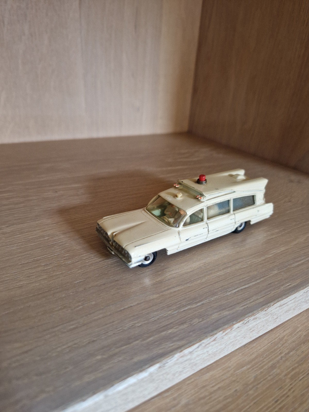 Dinky Toys Superior Criterion Ambulance met patiënt, Ophalen of Verzenden, Gebruikt, Auto, Dinky Toys