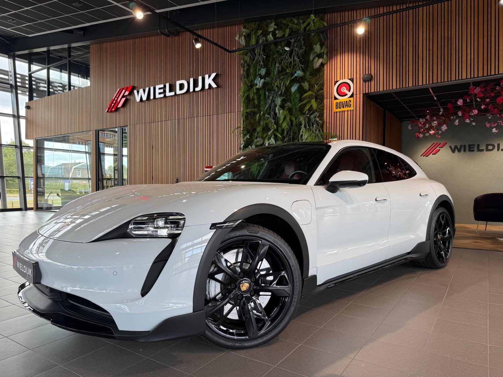Porsche Taycan Cross Turismo 4 93 kWh Tot 2030 fabrieksgaran, Auto's, Automaat, Zwart, 110 €/maand, 4 stoelen
