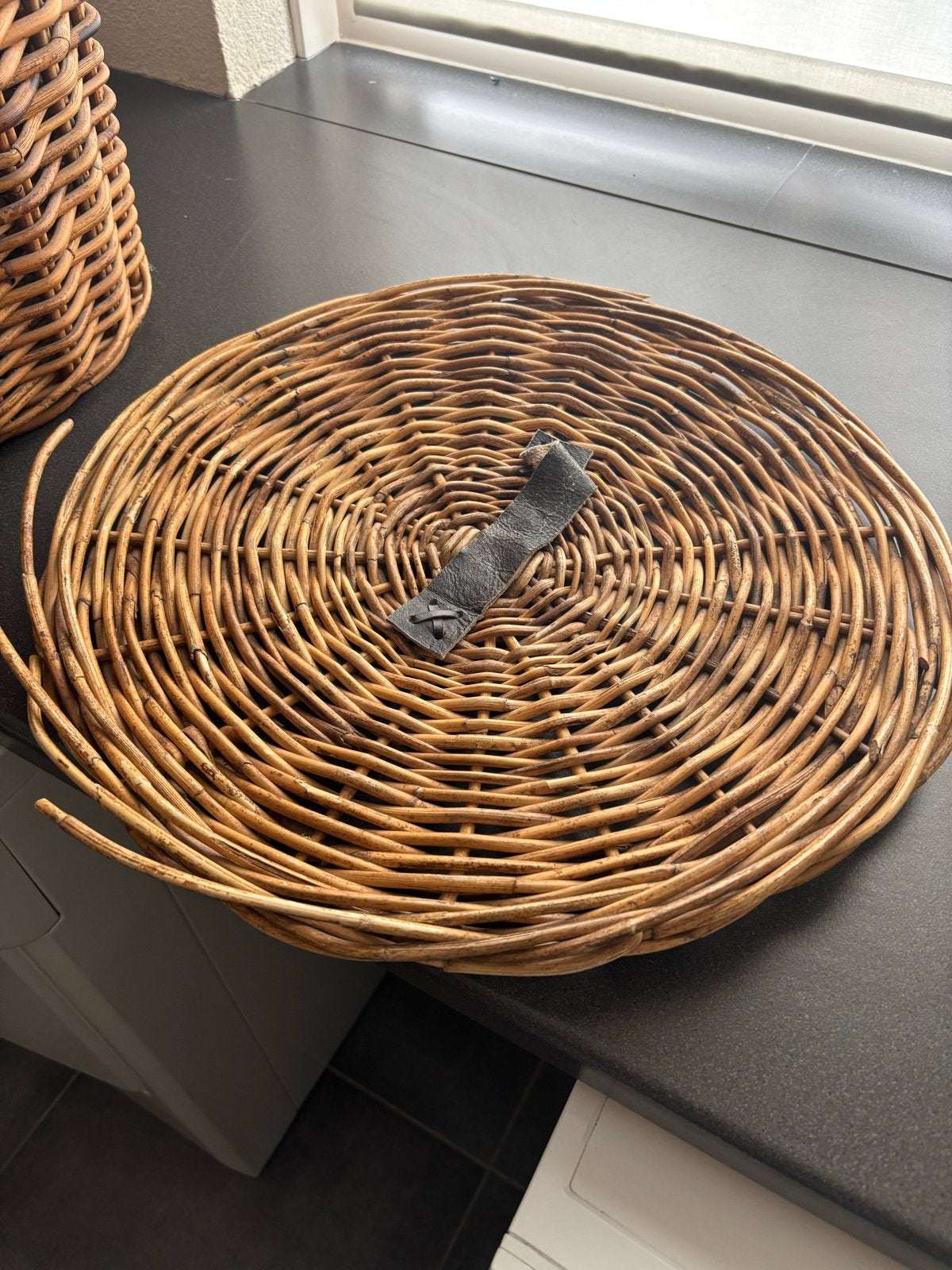 Grote rieten mand met deksel - ideaal voor was of speelgoed, Huis en Inrichting, Woonaccessoires | Schalen en Manden, Gebruikt