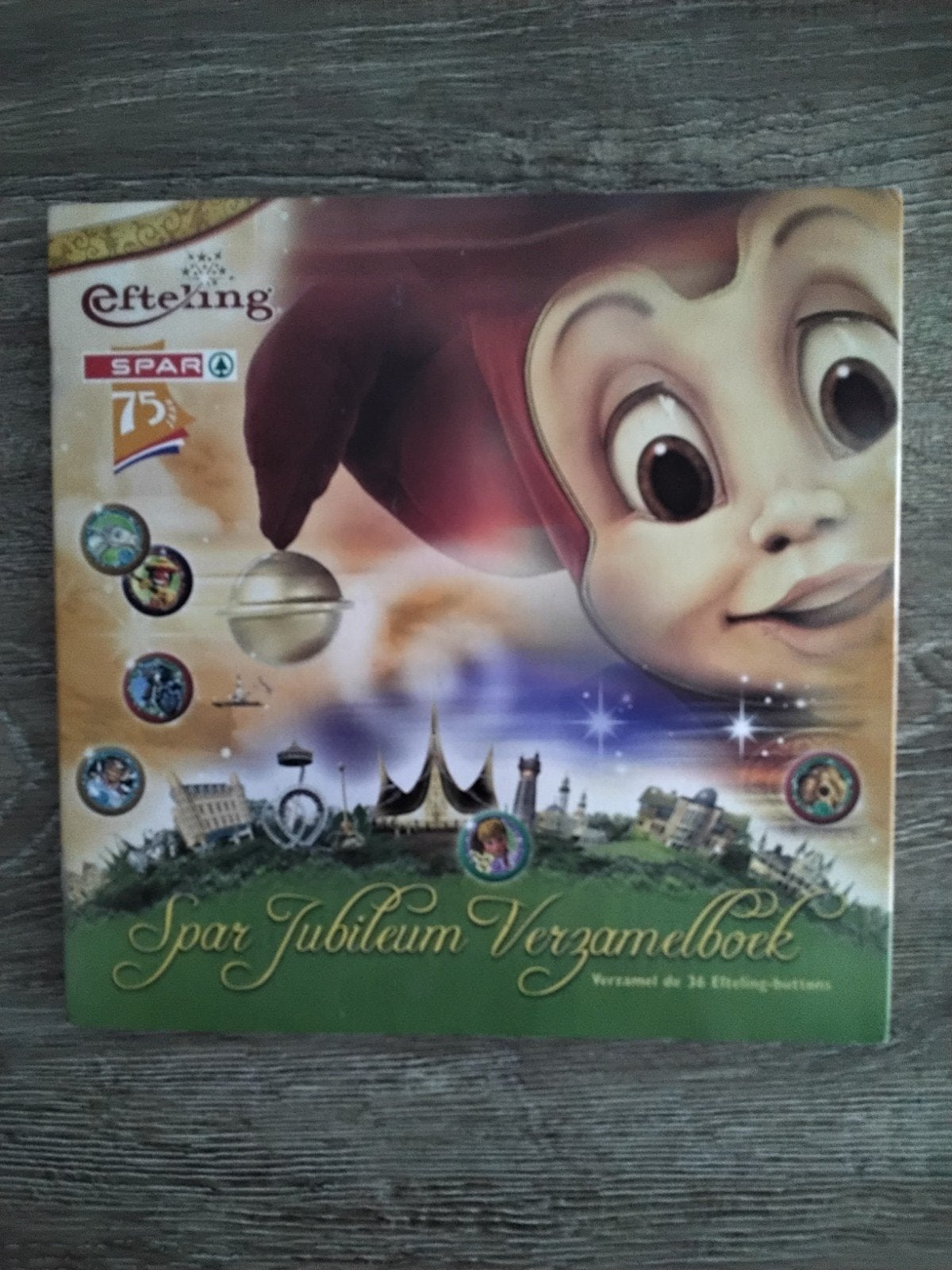 Efteling verzamelmap met buttons 75 jaar spar, Ophalen of Verzenden, Nieuw, Button of Speldje