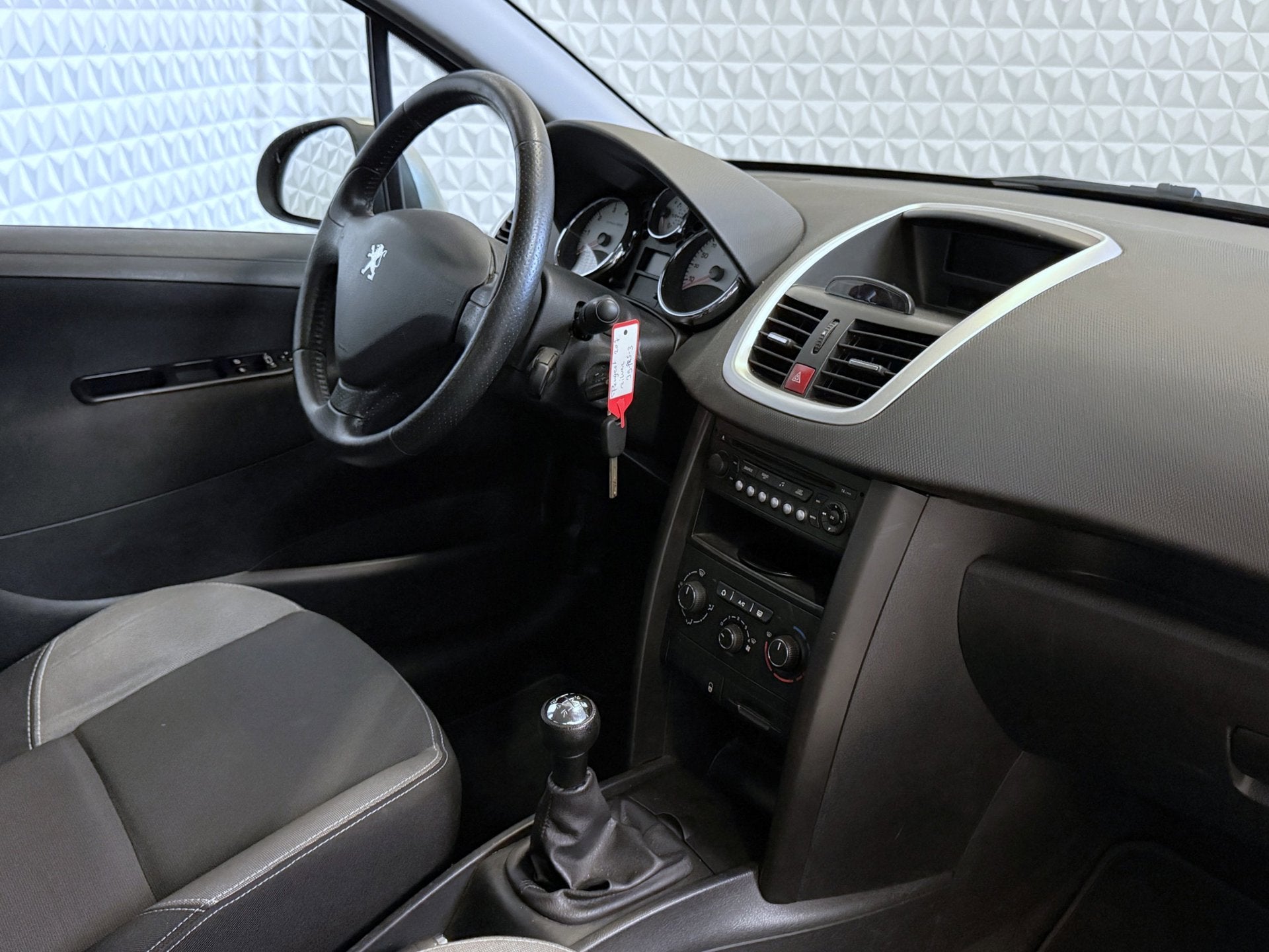 Peugeot 207 1.4 VTi Millesim 200 Jubileumeditie! 192.000km (, Voorwielaandrijving, Euro 5, Gebruikt, 1064 kg