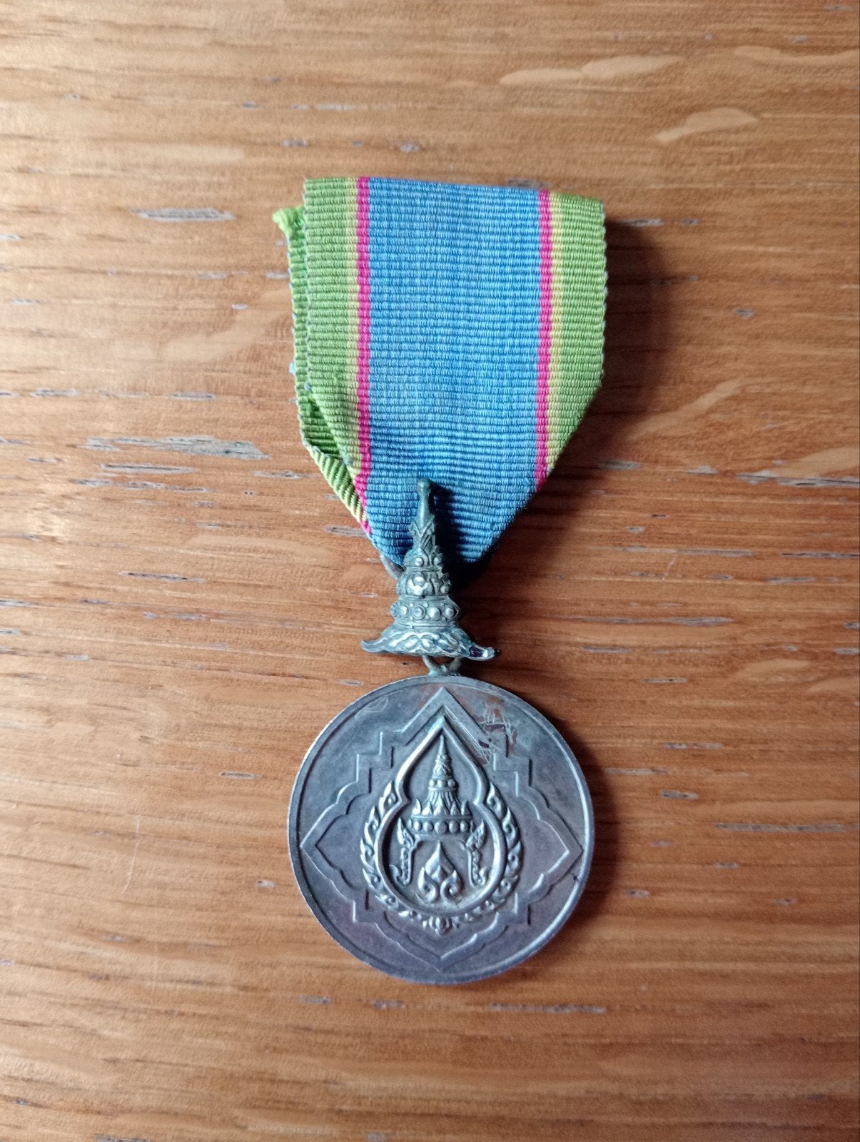 Oude Thaise medaille met lint order of the crown, Ophalen of Verzenden, Overige materialen, Buitenland