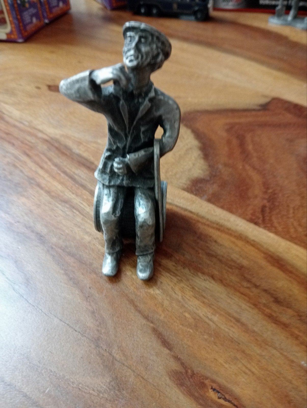 Vintage Tinnen Beeldje Man met Pet en Geweer, Verzamelen, Beelden en Beeldjes, Ophalen of Verzenden