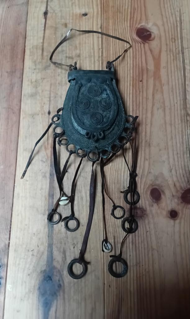 Antieke Benin Bronzen Tas met Schelpen en Ringen, Ophalen of Verzenden