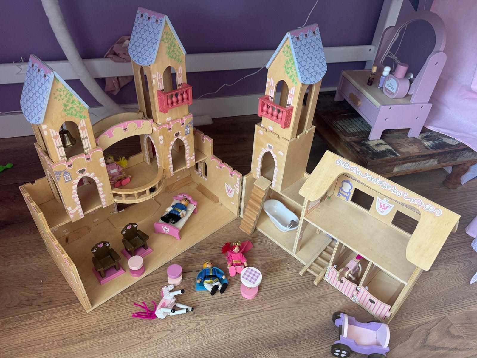 Houten prinsessenkasteel met poppen en accessoires, Ophalen, Gebruikt, Poppenhuis