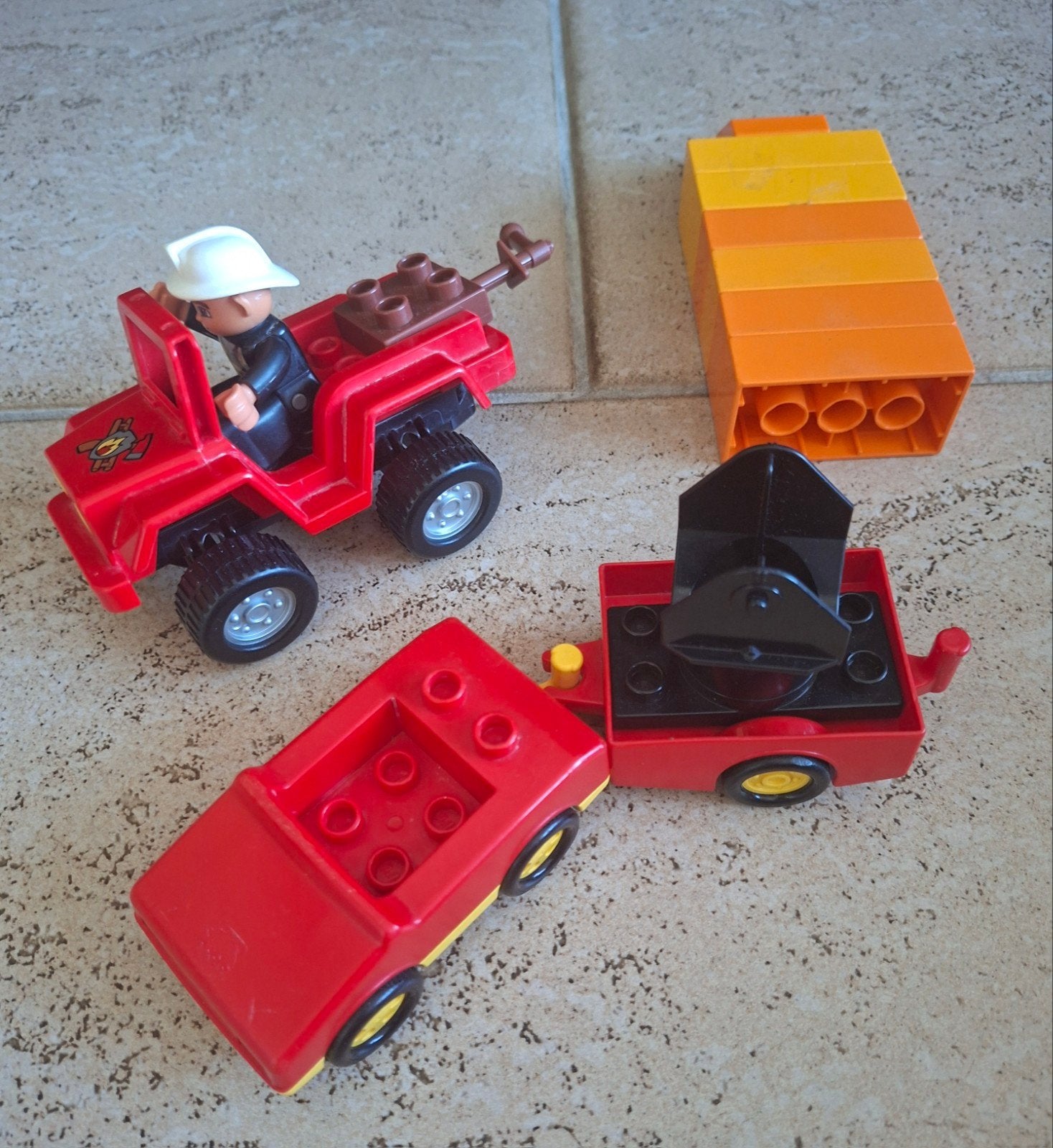 Duplo Brandweer Auto met Vering en auto met aanhanger, Ophalen of Verzenden, Gebruikt, Duplo