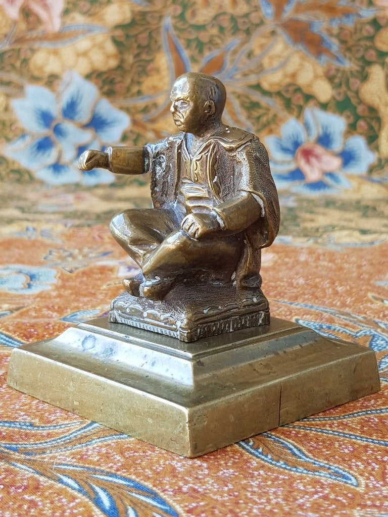 Origineel antiek Oosters beeldje van man op een kussen., Antiek en Kunst, Ophalen of Verzenden, Beeld, Handgemaakt, Brons
