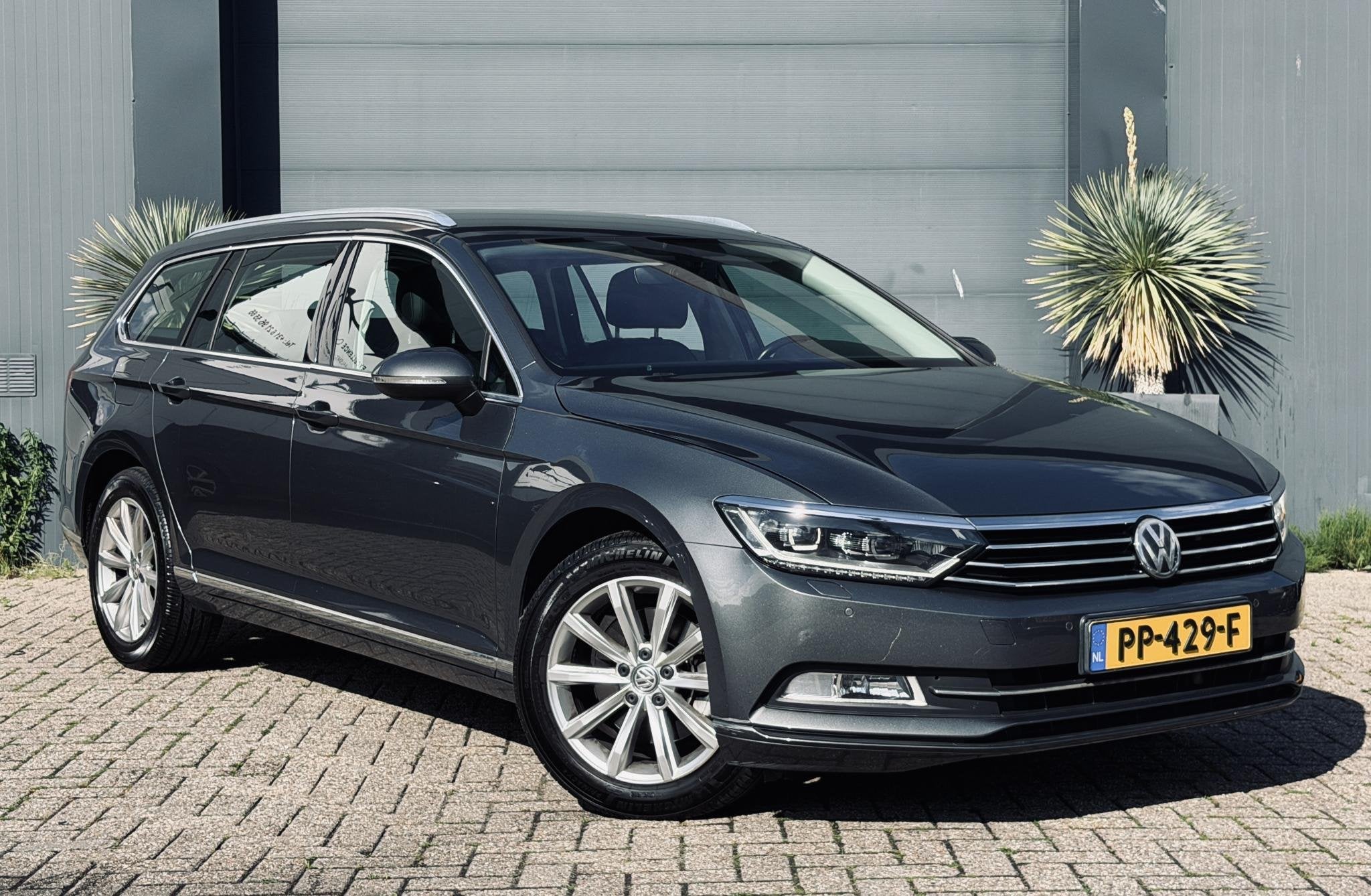 Volkswagen Passat Variant 1.8 TSI Business Edition R, 4 cilinders, 179 pk, 750 kg, 5 stoelen