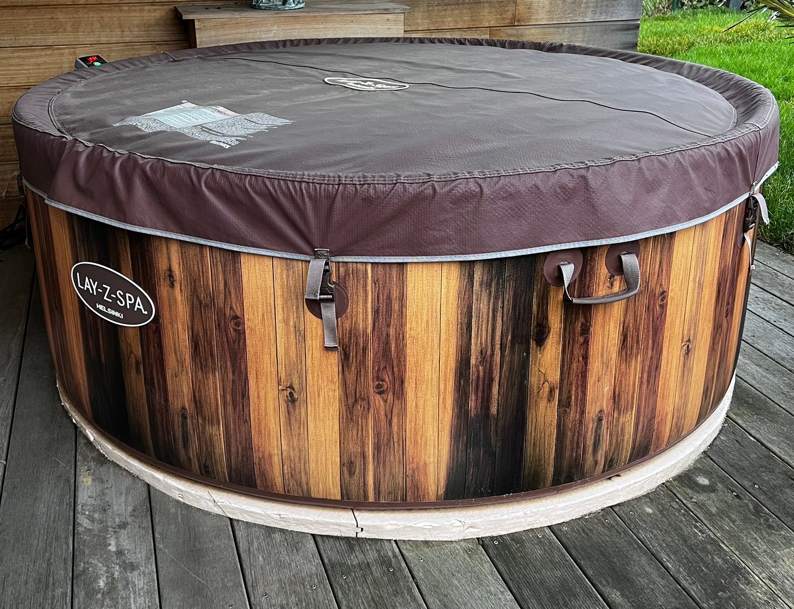 Lay-Z-Spa Helsinki AirJet jacuzzi met WiFi, Tuin en Terras, Bubbelbaden en Hottubs, Zo goed als nieuw, Pomp, Ophalen
