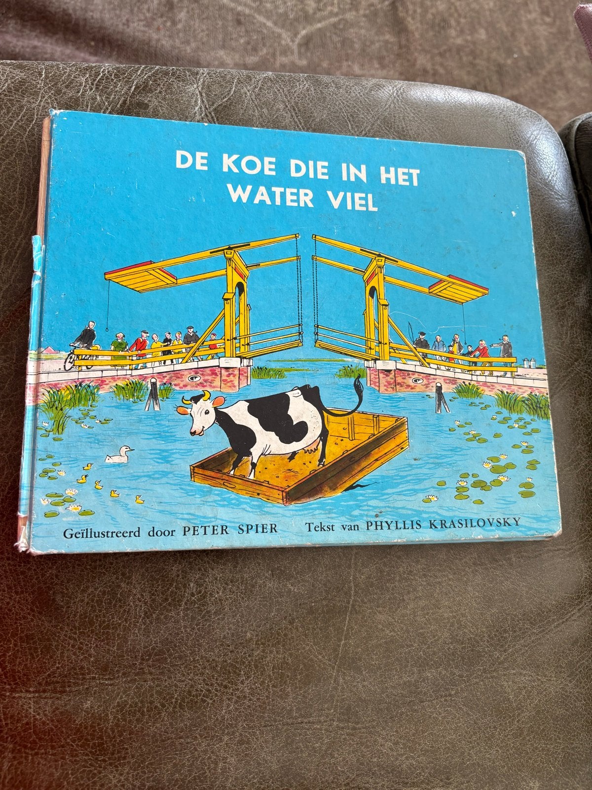 De Koe Die In Het Water Viel - Peter Spier, Ophalen of Verzenden, Gelezen, 2 tot 3 jaar