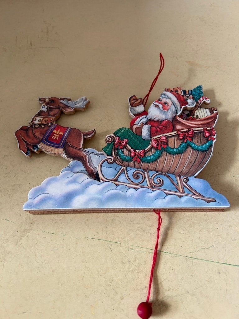 Houten kerstornament Kerstman in slee met rendier, Diversen, Kerst, Gebruikt, Ophalen of Verzenden, Info@kerstdecorproducties.nl