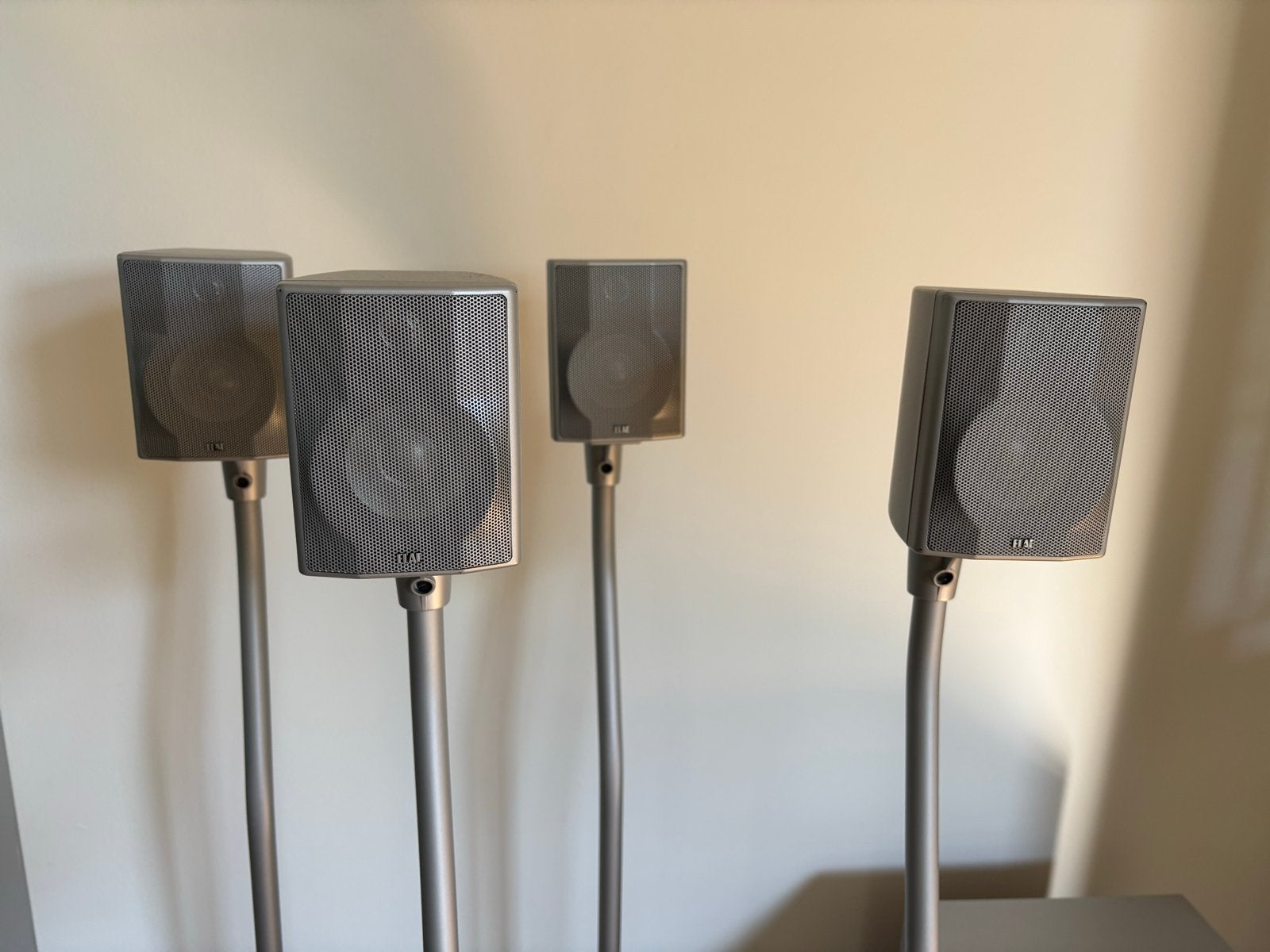 ELAC Surroundset met subwoofer en 4 speakers op statieven, Gebruikt, Surroundset, Geschikt voor surround/home cinema, Ophalen