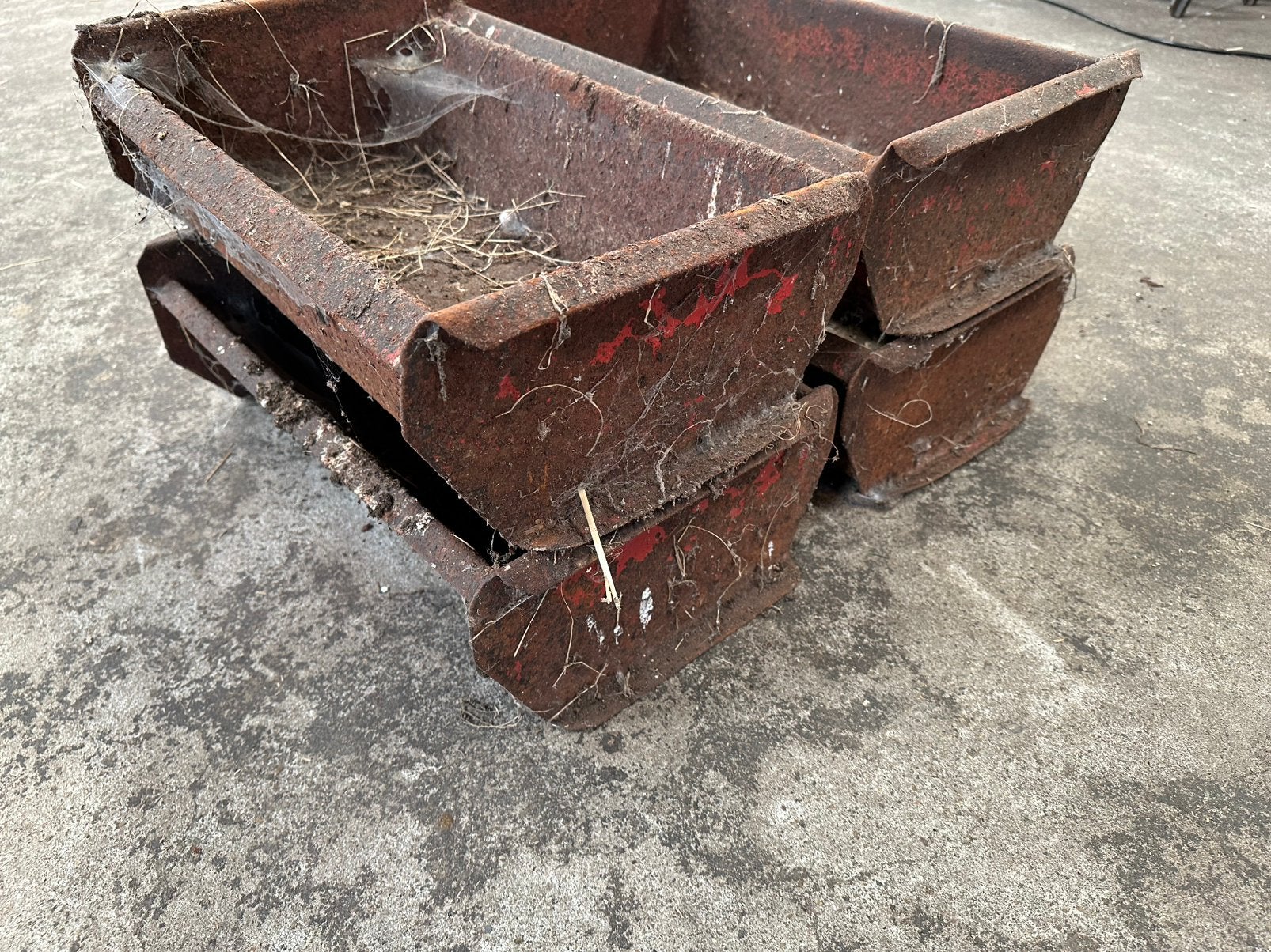 Oude ijzeren bakken - Brocante stalopruiming, Ophalen