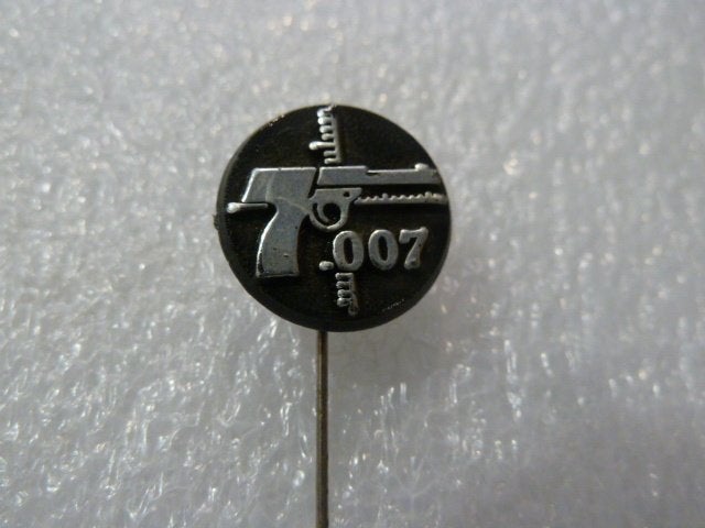 Vintage 007 James Bond Pistool Speldje, Ophalen of Verzenden, Gebruikt, Overige onderwerpen, Speldje of Pin