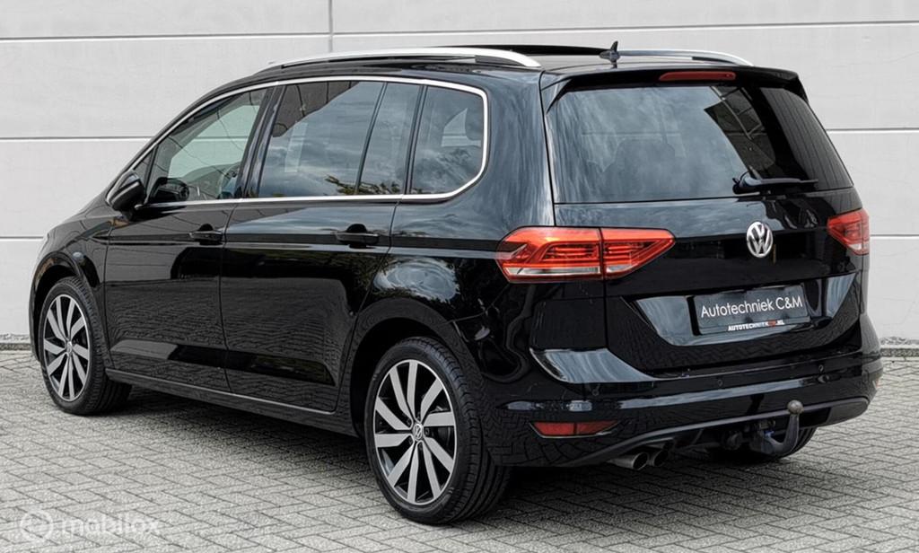 Volkswagen Touran 1.4 TSI 150PK R-LINE/DSG/ACC/DCC/PANO/VOL, 1378 kg, Adaptive Cruise Control, Zwart, 4 cilinders