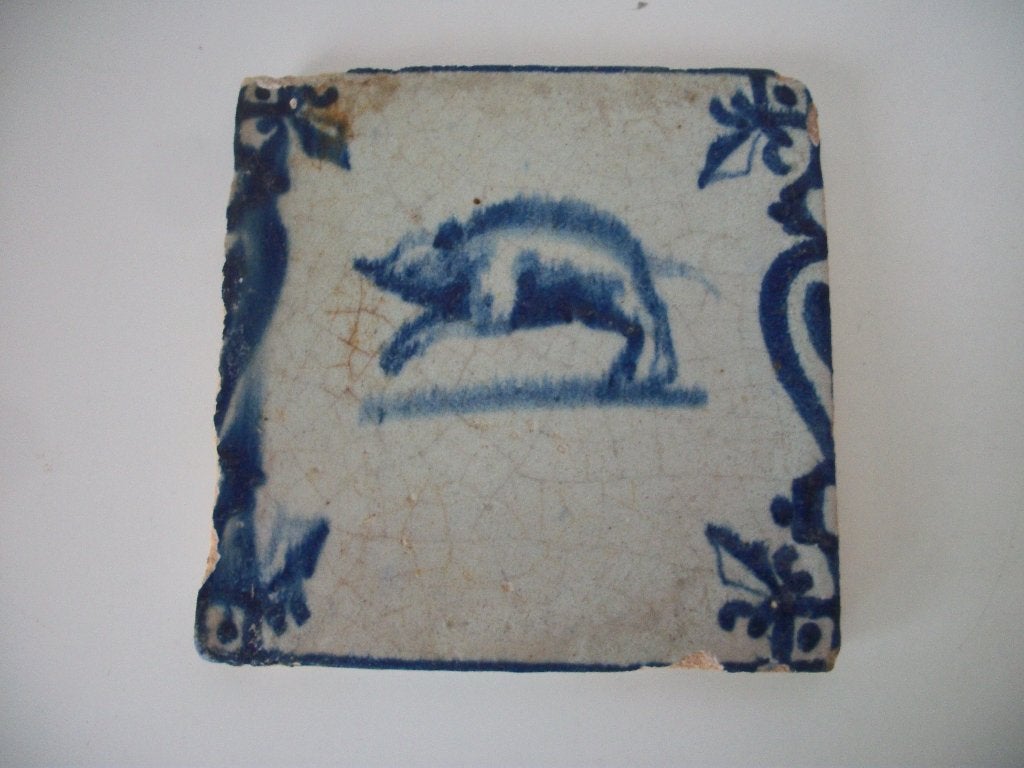 Tegel Antiek met Springend Varken in Baluster Decor - zgan, Antiek en Kunst, Antiek | Wandborden en Tegels, Ophalen of Verzenden