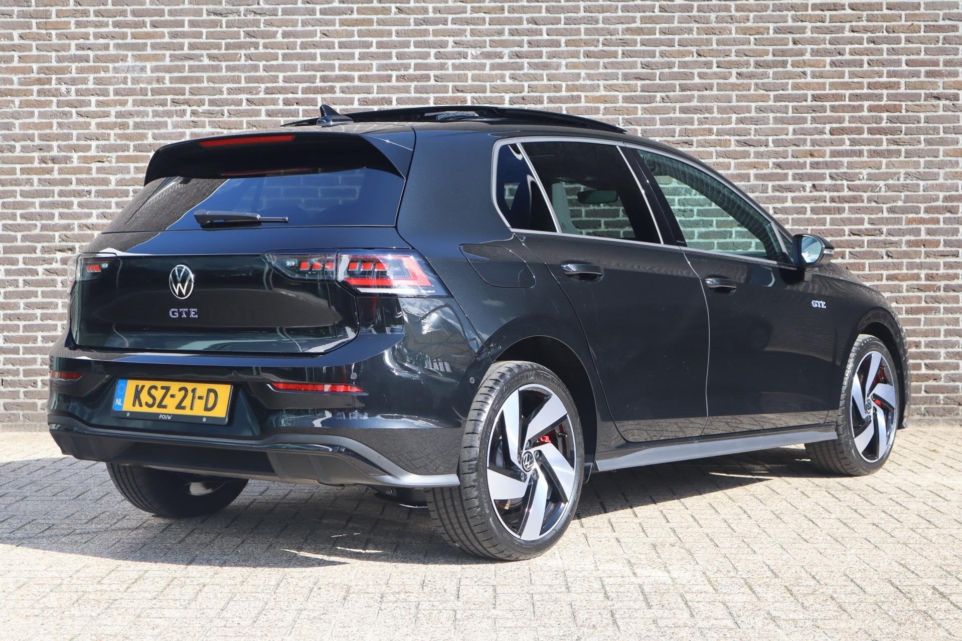 Volkswagen Golf GTE 1.5 eHybrid 272pk | SoH 100% | Panoramad, 12 maanden, 4 cilinders, 150 min, 1700 kg