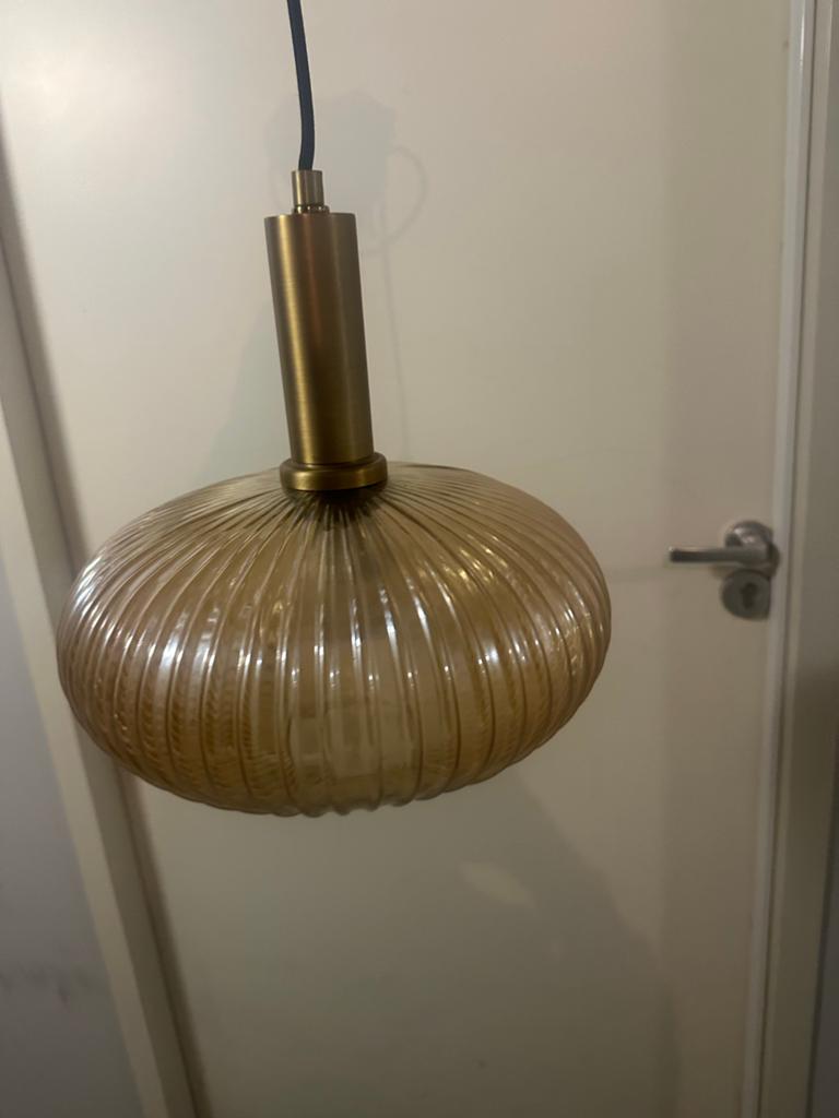 Stijlvolle hanglamp met geribbeld glas en messing details, Ophalen of Verzenden, Zo goed als nieuw, Glas