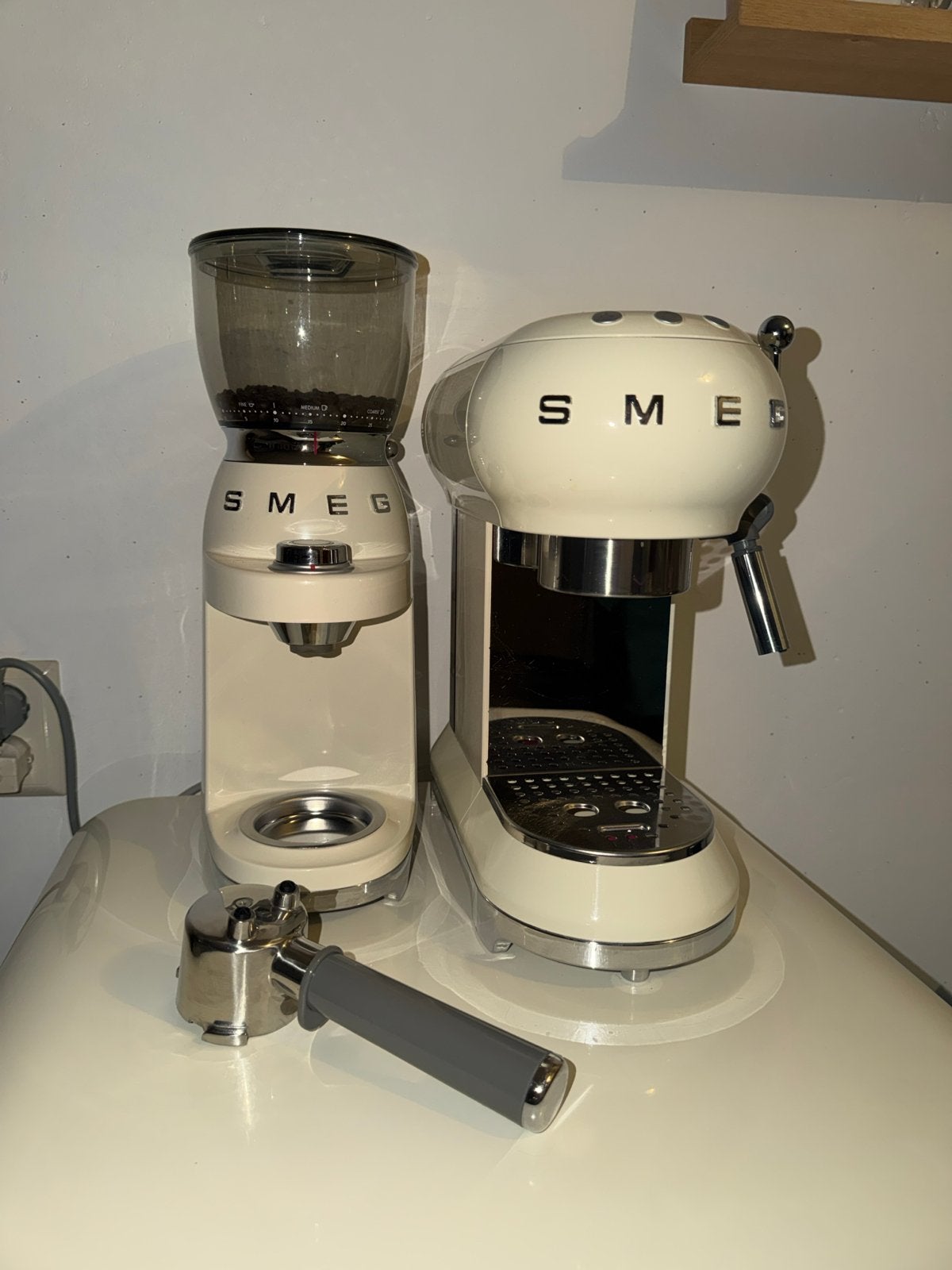 SMEG koffiezetapparaat/Bonenmaler Crème | Zo goed als nieuw, Ophalen of Verzenden, Zo goed als nieuw, Combi, Afneembaar waterreservoir