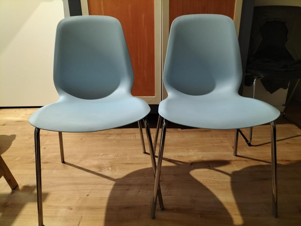 Lichtblauwe kuipstoelen van Ikea, Huis en Inrichting, Stoelen, Gebruikt, Twee, Kunststof, Metaal, Blauw, Ophalen