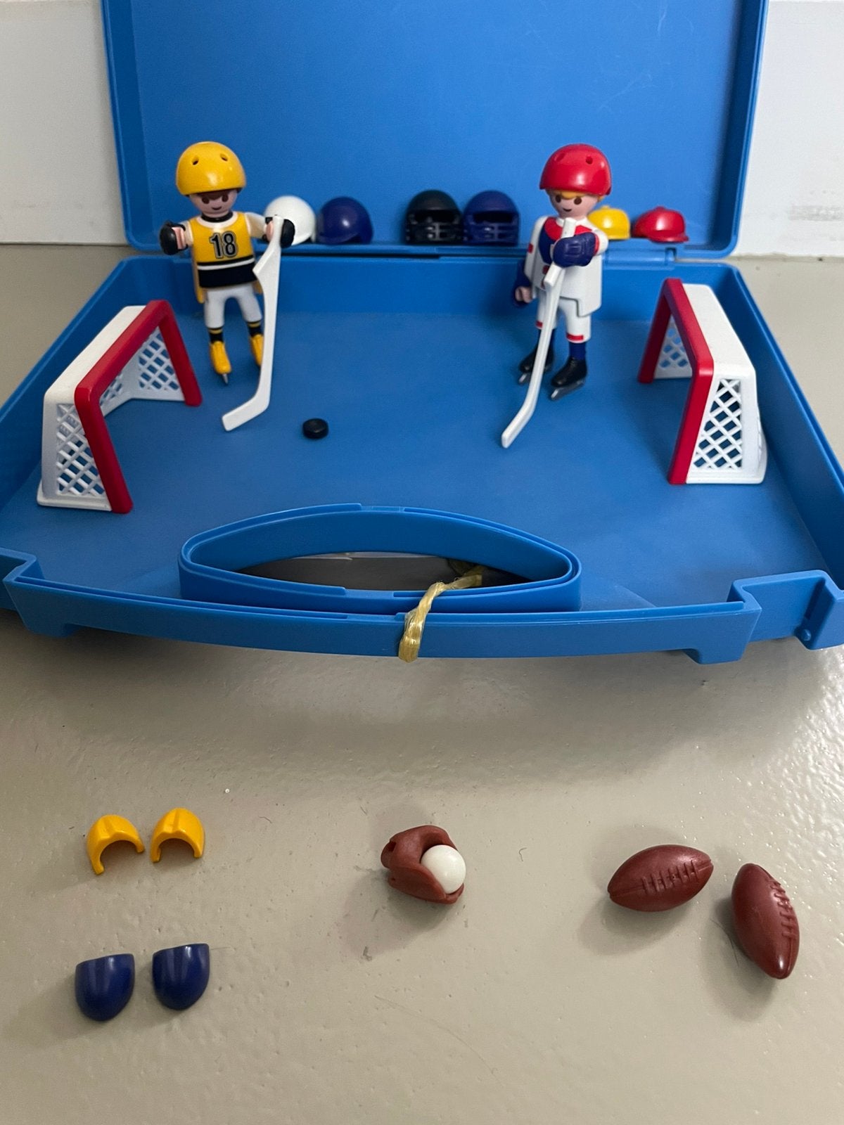 Leuk set playmobil in koffer - ijshockey, rugby, Kinderen en Baby's, Ophalen, Zo goed als nieuw