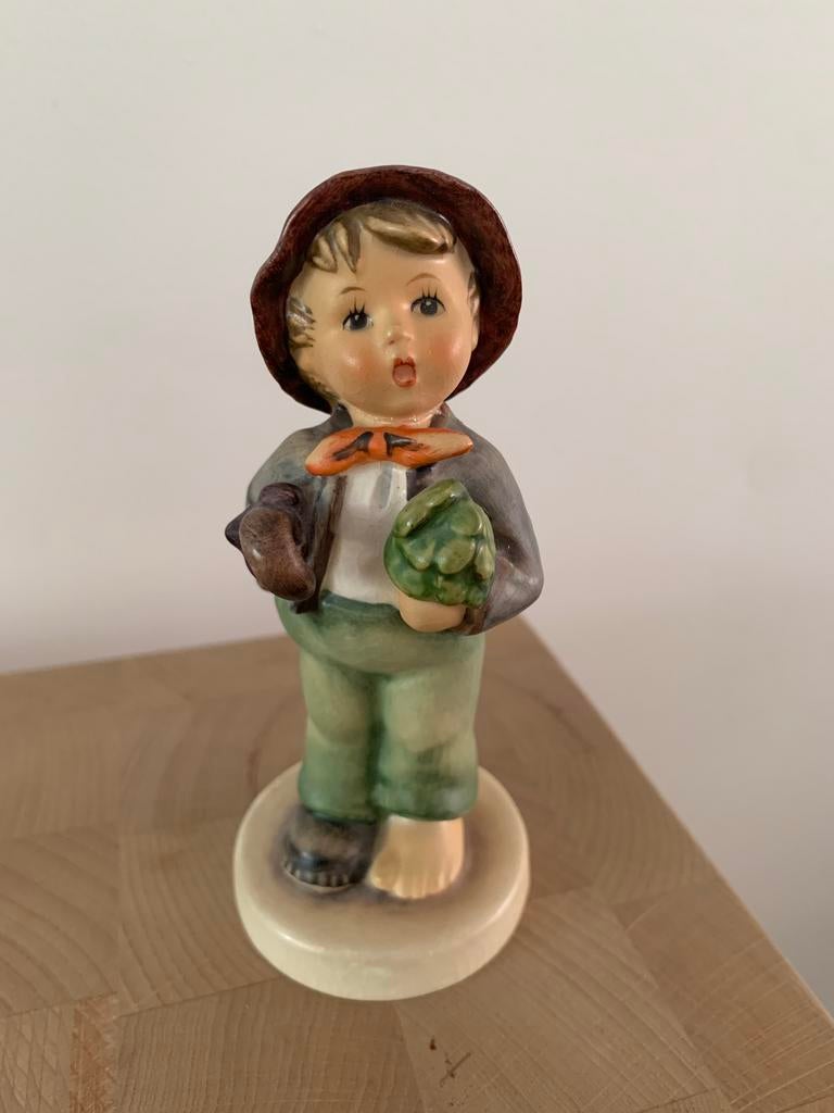 Vintage Hummel beeldje: Jongen met groenten, Goebel, Verzamelen, Beelden en Beeldjes, Ophalen, Zo goed als nieuw, Hummel