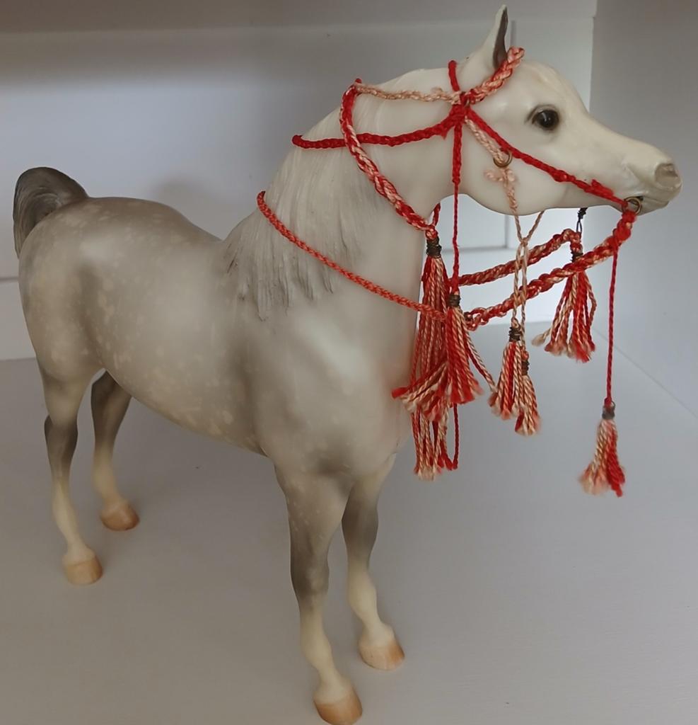Breyer Traditionel Proud Arabian Stallion (met tuig), Ophalen of Verzenden, Zo goed als nieuw, Paard, Beeldje of Figuurtje