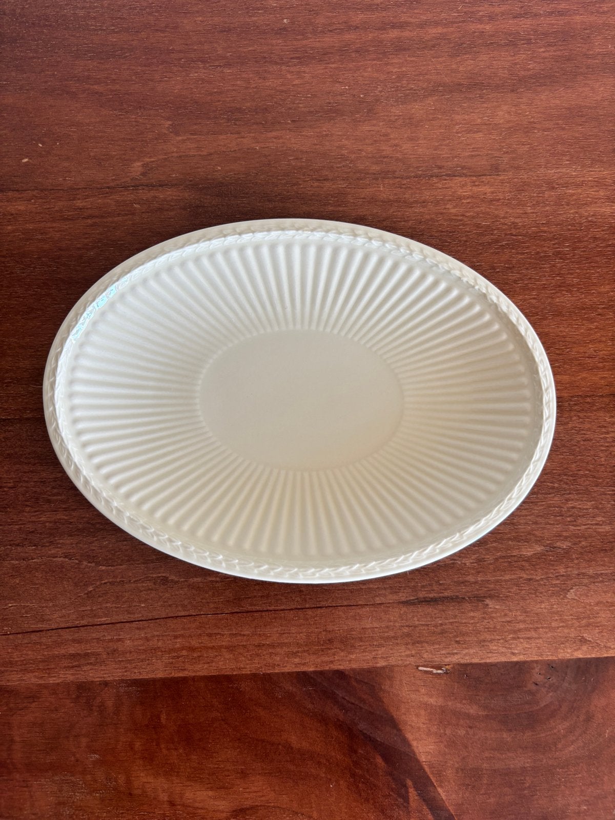 Wedgwood Edme Ovaal Bordje - Queen's Ware, Huis en Inrichting, Keuken | Servies, Ophalen of Verzenden, Zo goed als nieuw, Bord(en)