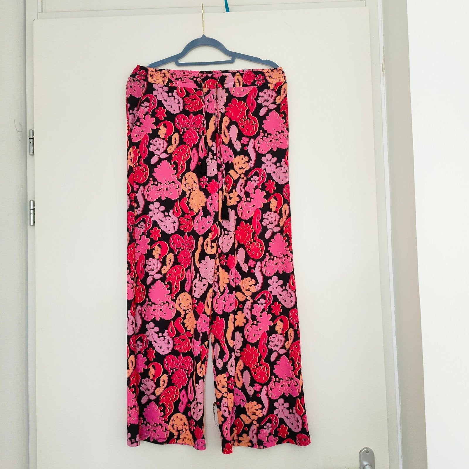 Zomerbroek Sanne - Maat M - Kleurrijk patroon, Kleding | Dames, Maat 38/40 (M), Ophalen of Verzenden, Zo goed als nieuw, Roze