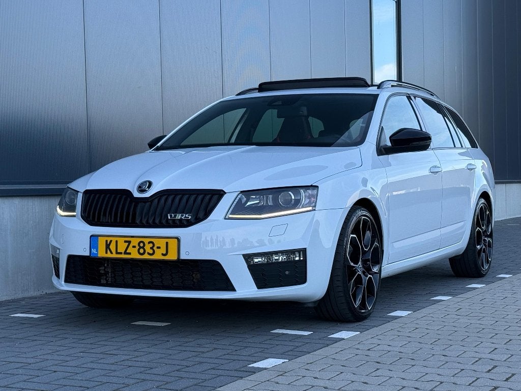 Skoda Octavia Combi 2.0 TSI RS DSG 230  Pano - Leer - Camera, 4 cilinders, 1984 cc, Lichtsensor, Wit